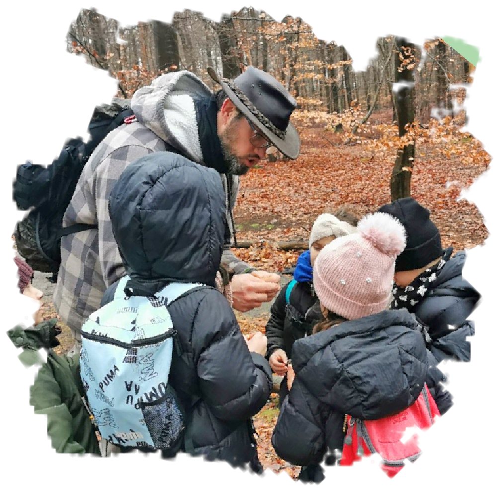 Betreuer erklärt den Kinder etwas